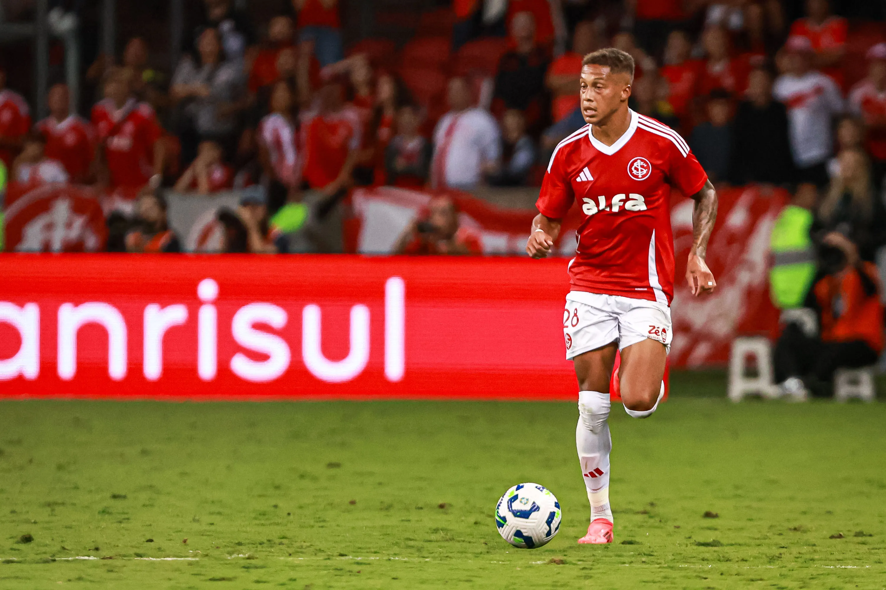 Vitinho atuando com a camisa do Inter – Foto: Maxi Franzoi/AGIF