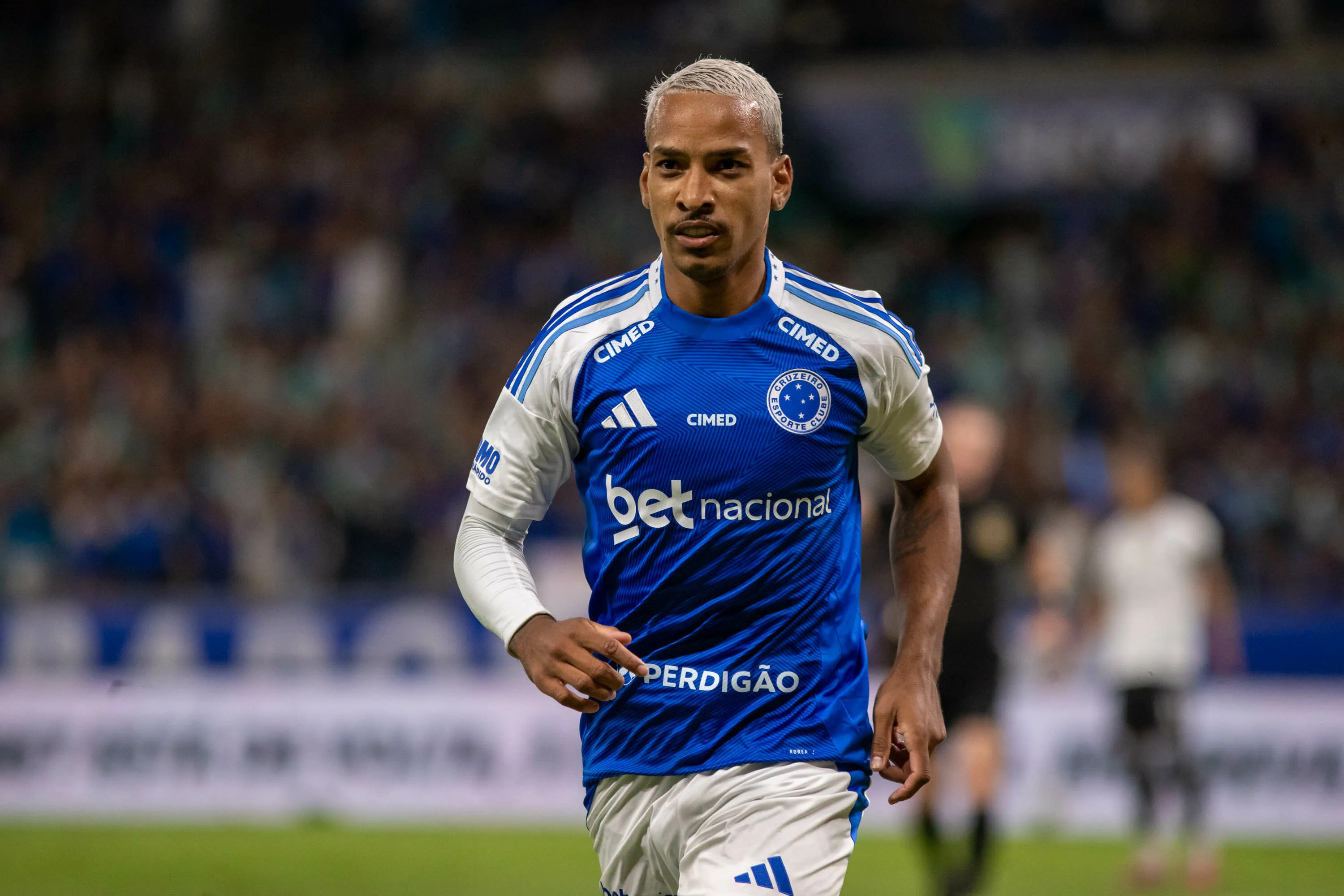 Matheus Pereira jogador do Cruzeiro comemora seu gol durante partida contra o Botafogo no estadio Mineirao pelo campeonato Brasileiro A 2025. Foto: Fernando Moreno/AGIF