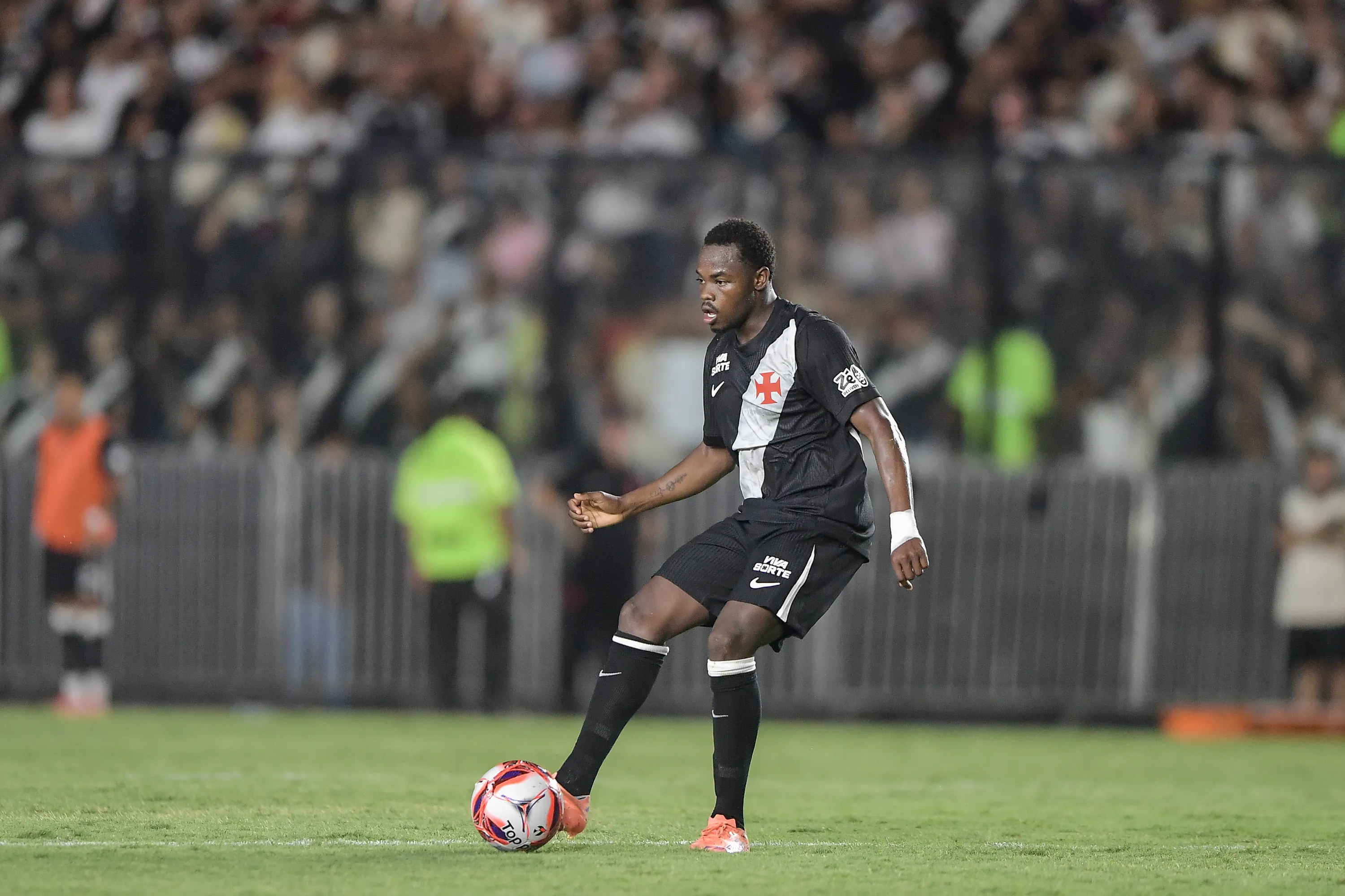 Andrés Gómez atuando pelo Vasco – Foto: Thiago Ribeiro/AGIF