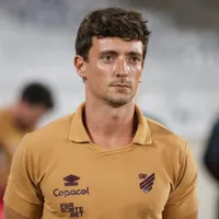 Técnico do Athletico-PR defendeu os jogadores da base