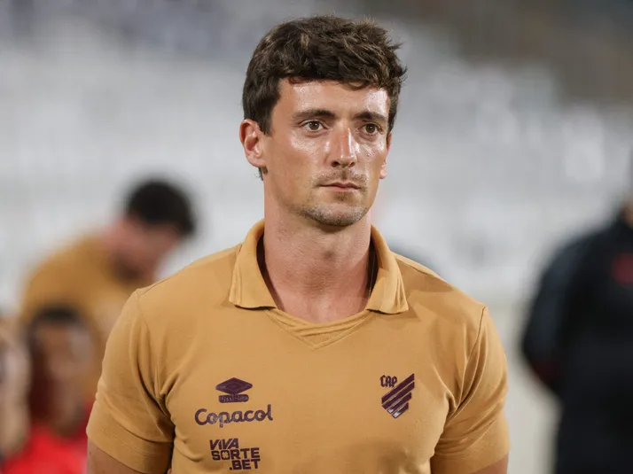 Técnico do Athletico-PR defendeu os jogadores da base