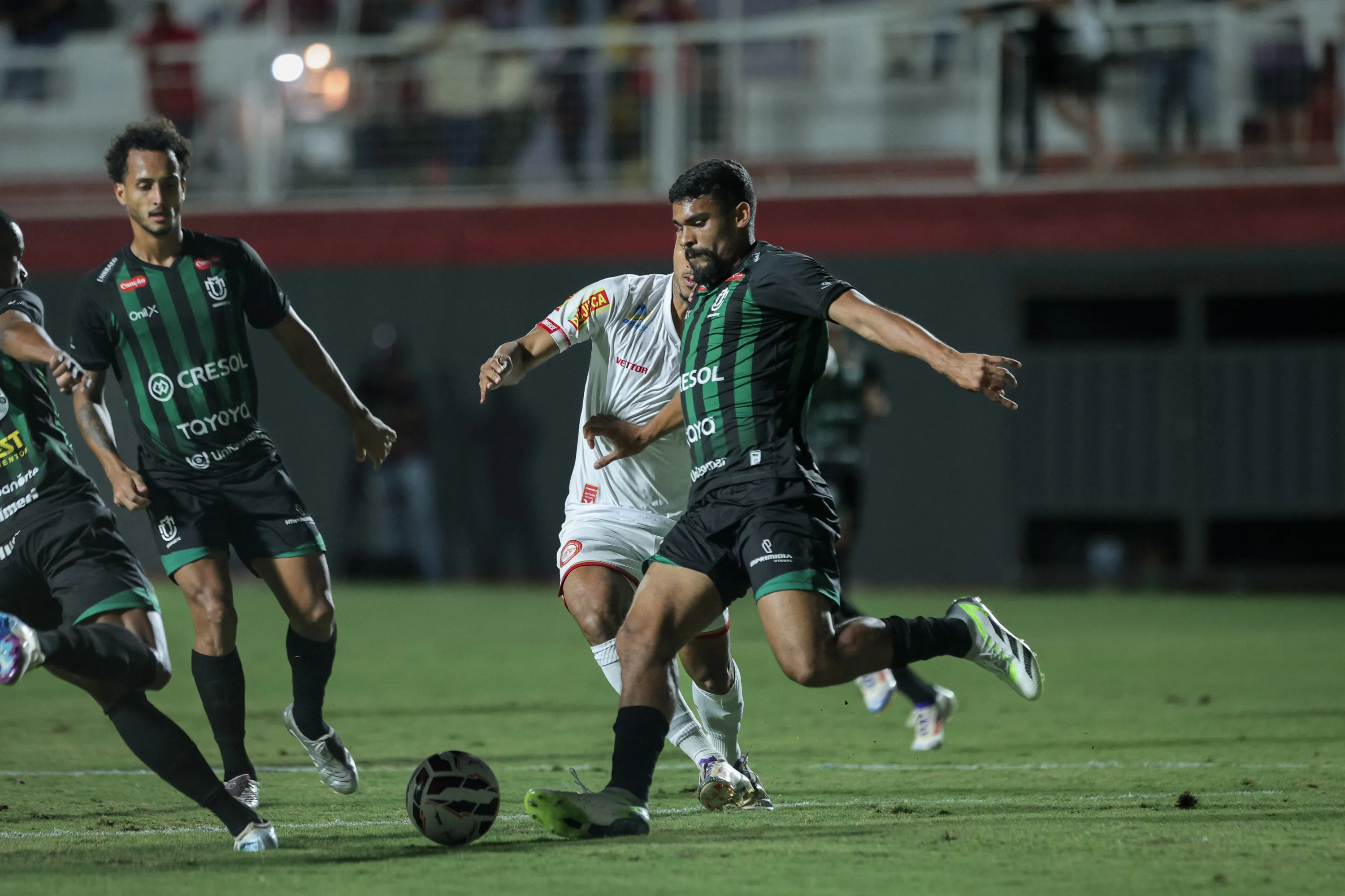 MG – TOMBOS – 28/07/2025 – BRASILEIRO C 2025, TOMBENSE X MARINGA – Ronald Carvalho jogador do Maringa durante partida contra o Tombense no estadio Antonio Guimaraes de Almeida pelo campeonato Brasileiro C 2025. Foto: Hugo Lopes/AGIF