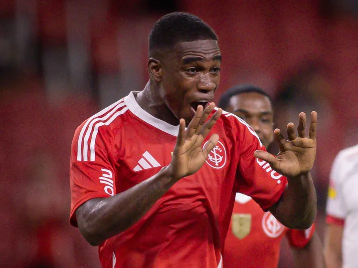 Félix Torres comemora gol em estreia pelo Internacional