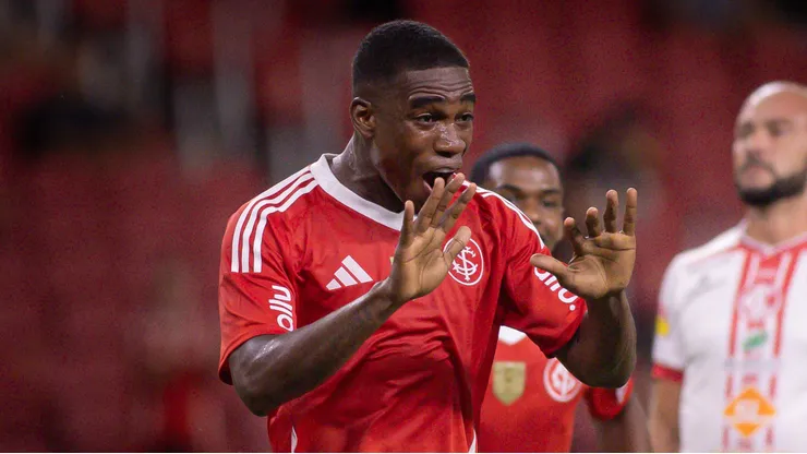 Felix Torres jogador do Internacional comemora seu gol durante partida contra o [EQUIPE 2] no estadio Beira-Rio pelo campeonato Gaucho 2026. Foto: Maxi Franzoi/AGIF