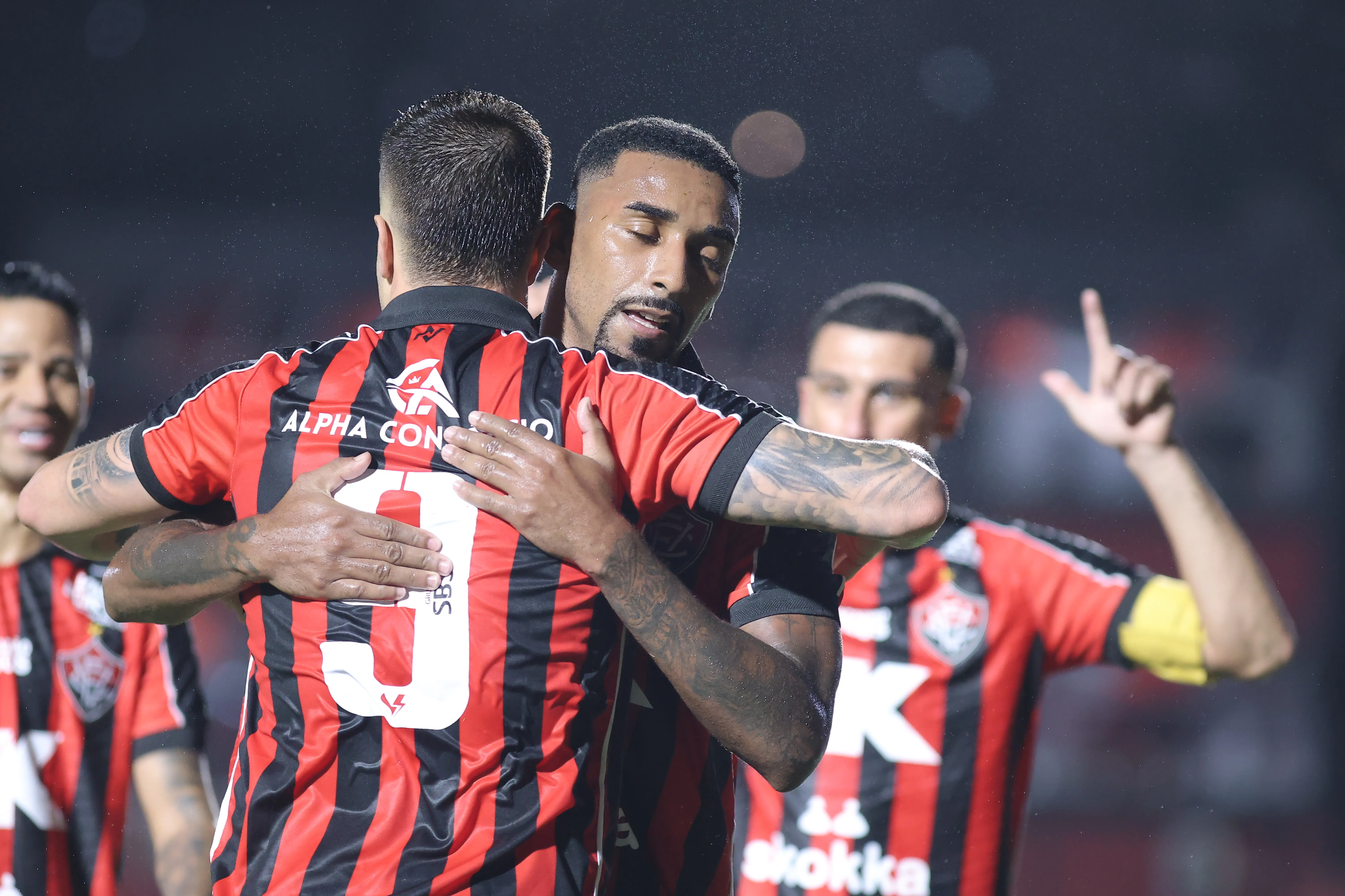 Jogador do Vitoria comemora seu gol durante partida contra o Juazeirense no estadio Barradao pelo campeonato Baiano 2026. Foto: Marcio Jose/AGIF