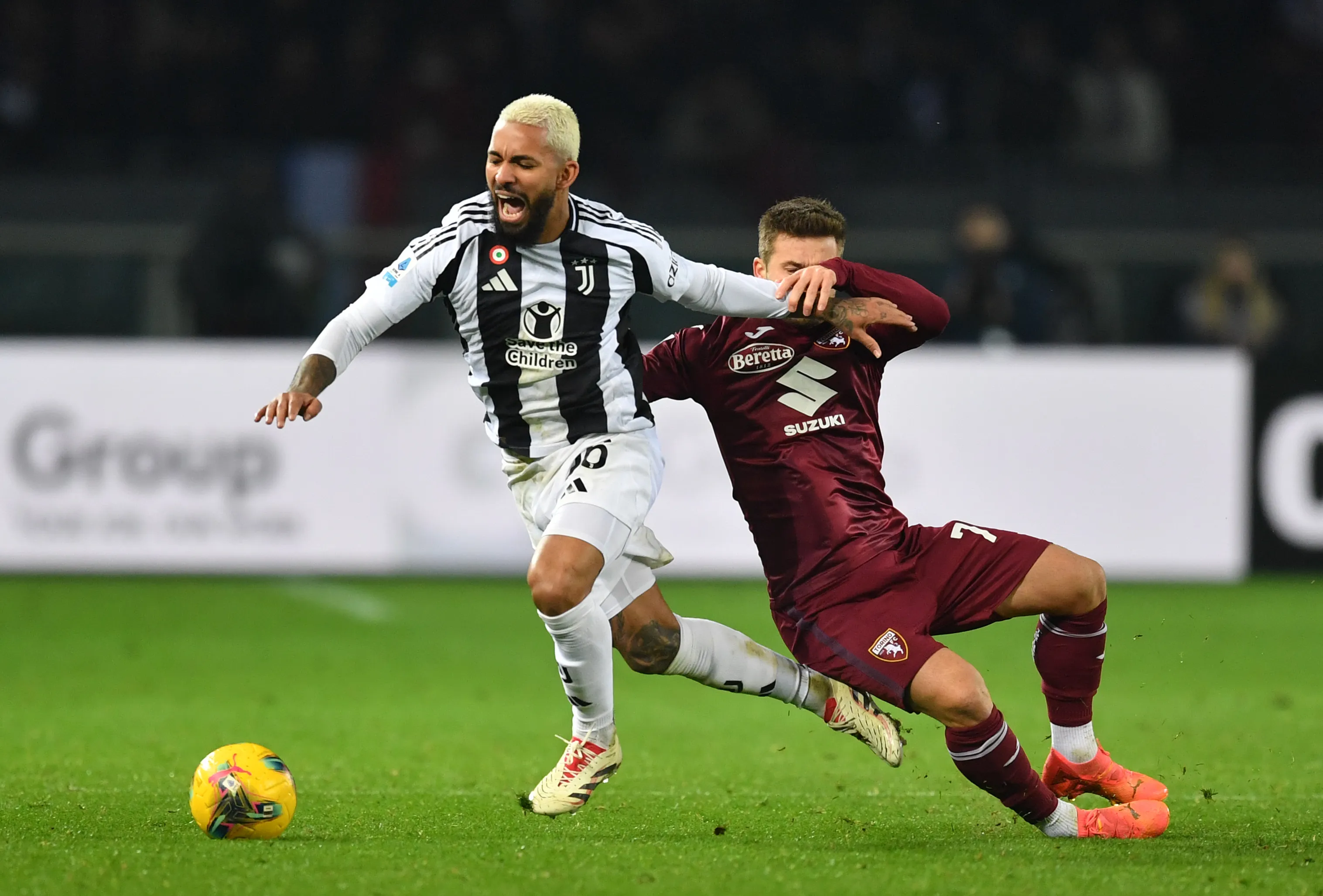 Douglas Luiz atuando pela Juventus. Foto: Valerio Pennicino/Getty Images