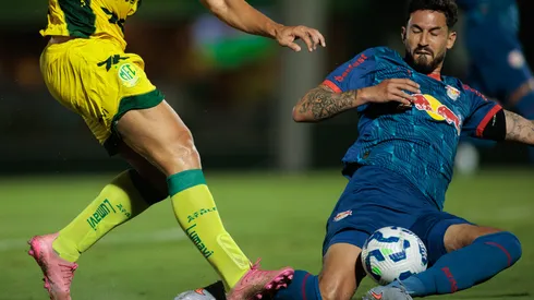 Bragantino durante partida contra o Mirassol no estadio Jose Maria de Campos Maia pelo campeonato Brasileiro A 2025. Foto: Vinicius Silva/AGIF