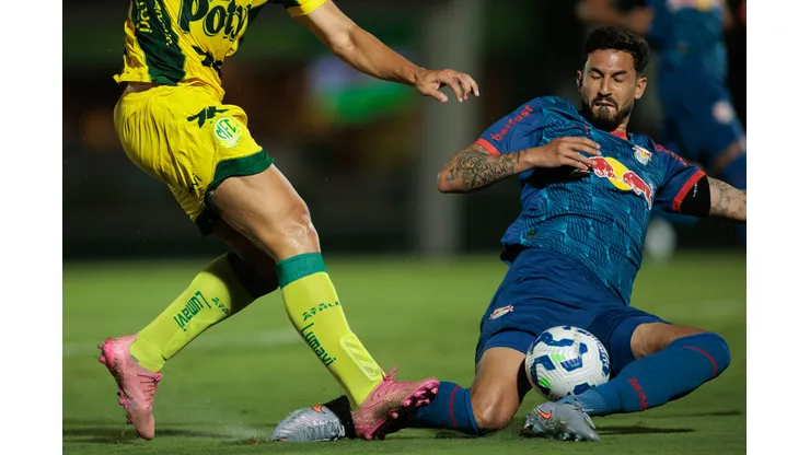 Bragantino durante partida contra o Mirassol no estadio Jose Maria de Campos Maia pelo campeonato Brasileiro A 2025. Foto: Vinicius Silva/AGIF