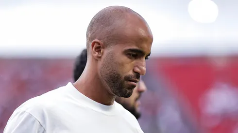 Lucas jogador do Sao Paulo acompanha aquecimento antes da partida contra o Santos no estadio Morumbi pelo campeonato Brasileiro A 2025.