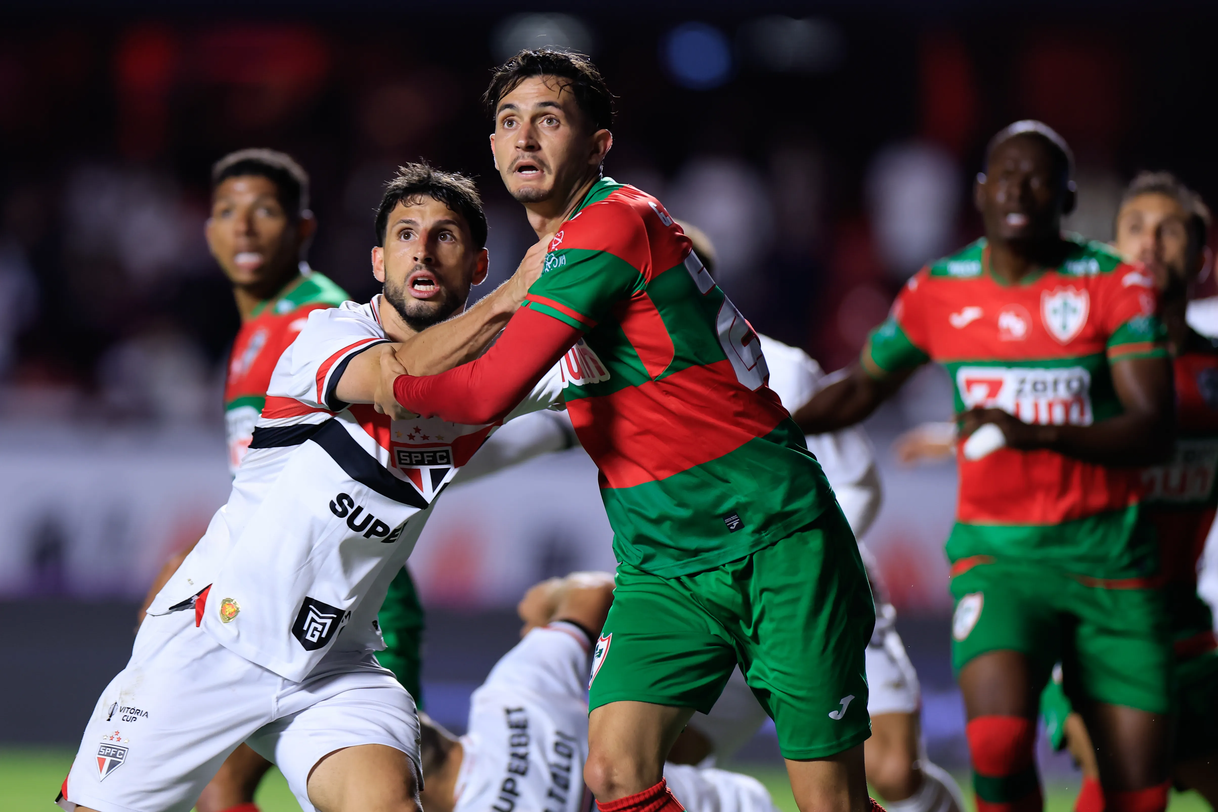 Calleri jogador do Sao Paulo disputa lance com jogador do Portuguesa Paulista durante partida no estadio Morumbi pelo campeonato Paulista 2026. Foto: Marcello Zambrana/AGIF