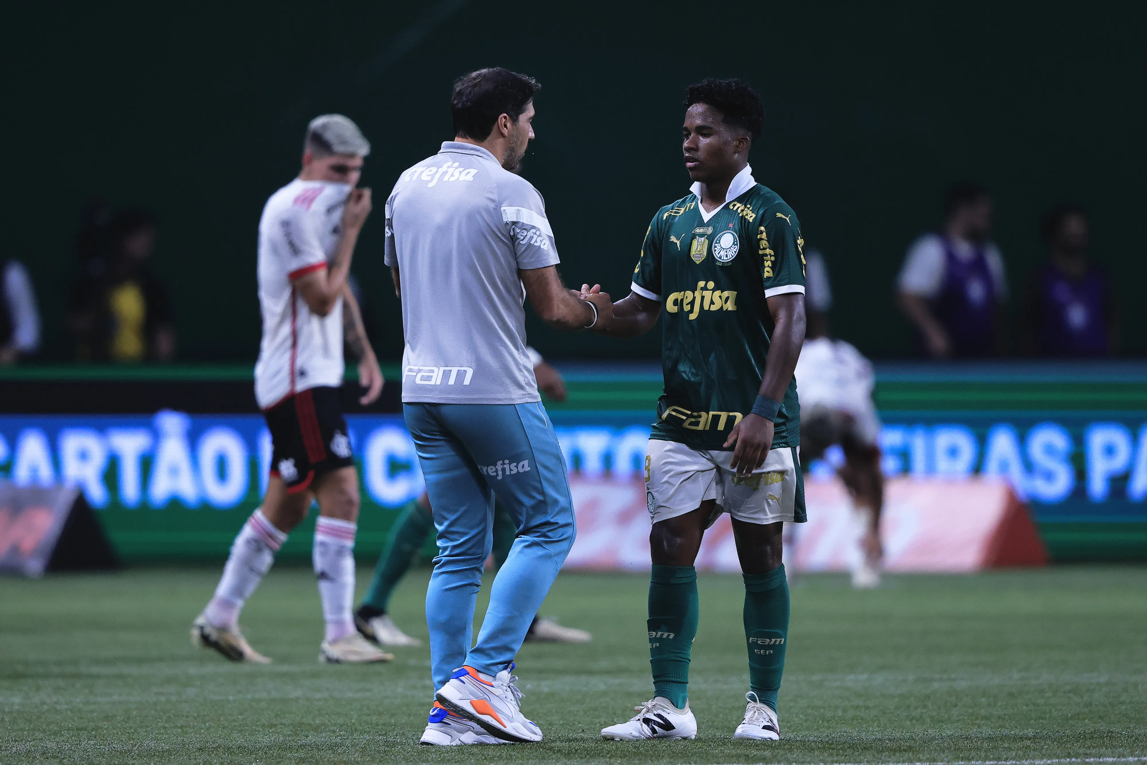 SP – SAO PAULO – 21/04/2024 – BRASILEIRO A 2024, PALMEIRAS X FLAMENGO – Endrick jogador do Palmeiras e o tecnico Abel Ferreira de seu time apos partida contra o Flamengo no estadio Arena Allianz Parque pelo campeonato Brasileiro A 2024. Foto: Ettore Chiereguini/AGIF