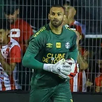 Weverton celebra estreia pelo Grêmio: "Honra vestir essa camisa"