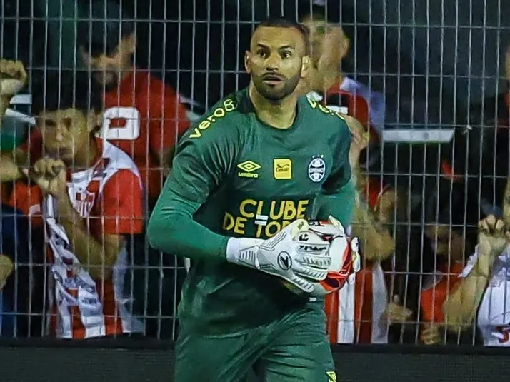 Weverton celebra estreia pelo Grêmio: "Honra vestir essa camisa"