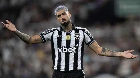 Barboza jogador do Botafogo reclama com a arbitragem durante partida contra o Atlético-MG no estádio Engenhão pelo campeonato Brasileiro A 2025. Foto: Jorge Rodrigues/AGIF