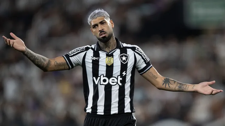 Barboza jogador do Botafogo reclama com a arbitragem durante partida contra o Atlético-MG no estádio Engenhão pelo campeonato Brasileiro A 2025. Foto: Jorge Rodrigues/AGIF