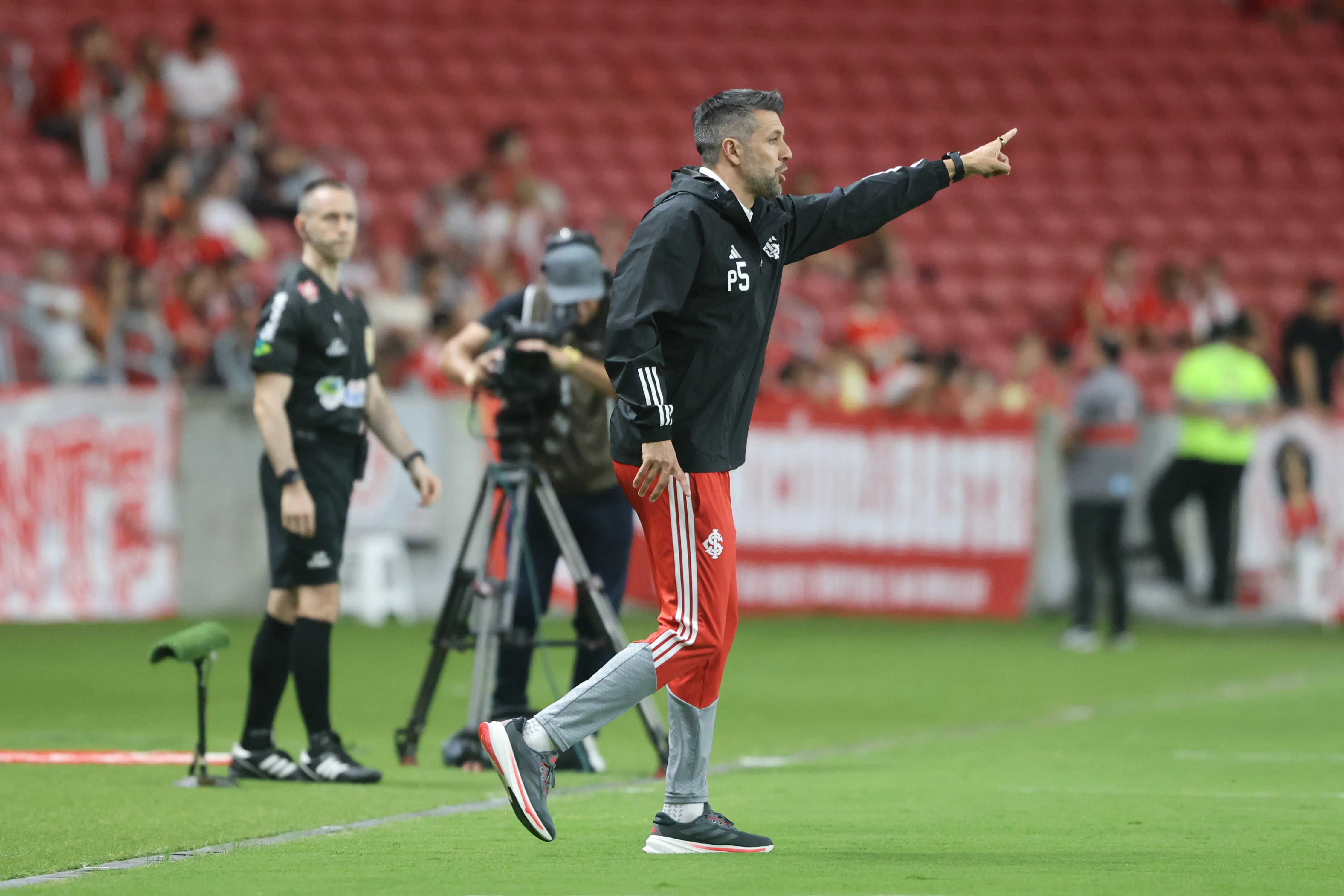 Paulo Pezzolano, técnico do Inter, na partida contra o Inter-SM (Imagem: Divulgação/Internacional)
