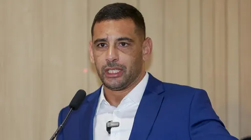 Diego Souza, ex-jogador do Sport, recebeu o Titulo de Cidadao Pernambucano, na Assembleia Legislativa do Estado de Pernambuco (Alepe). A entrega foi feita pelo deputado estadual Joao de Nadegi (PV). Foto: Rafael Vieira/AGIF