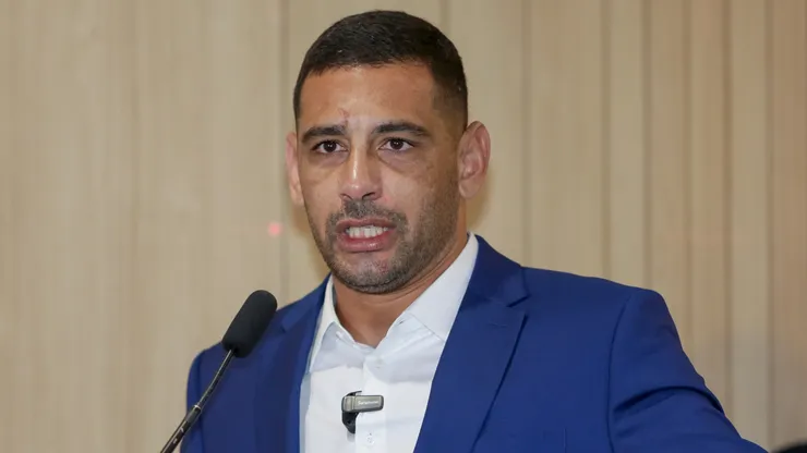 Diego Souza, ex-jogador do Sport, recebeu o Titulo de Cidadao Pernambucano, na Assembleia Legislativa do Estado de Pernambuco (Alepe). A entrega foi feita pelo deputado estadual Joao de Nadegi (PV). Foto: Rafael Vieira/AGIF