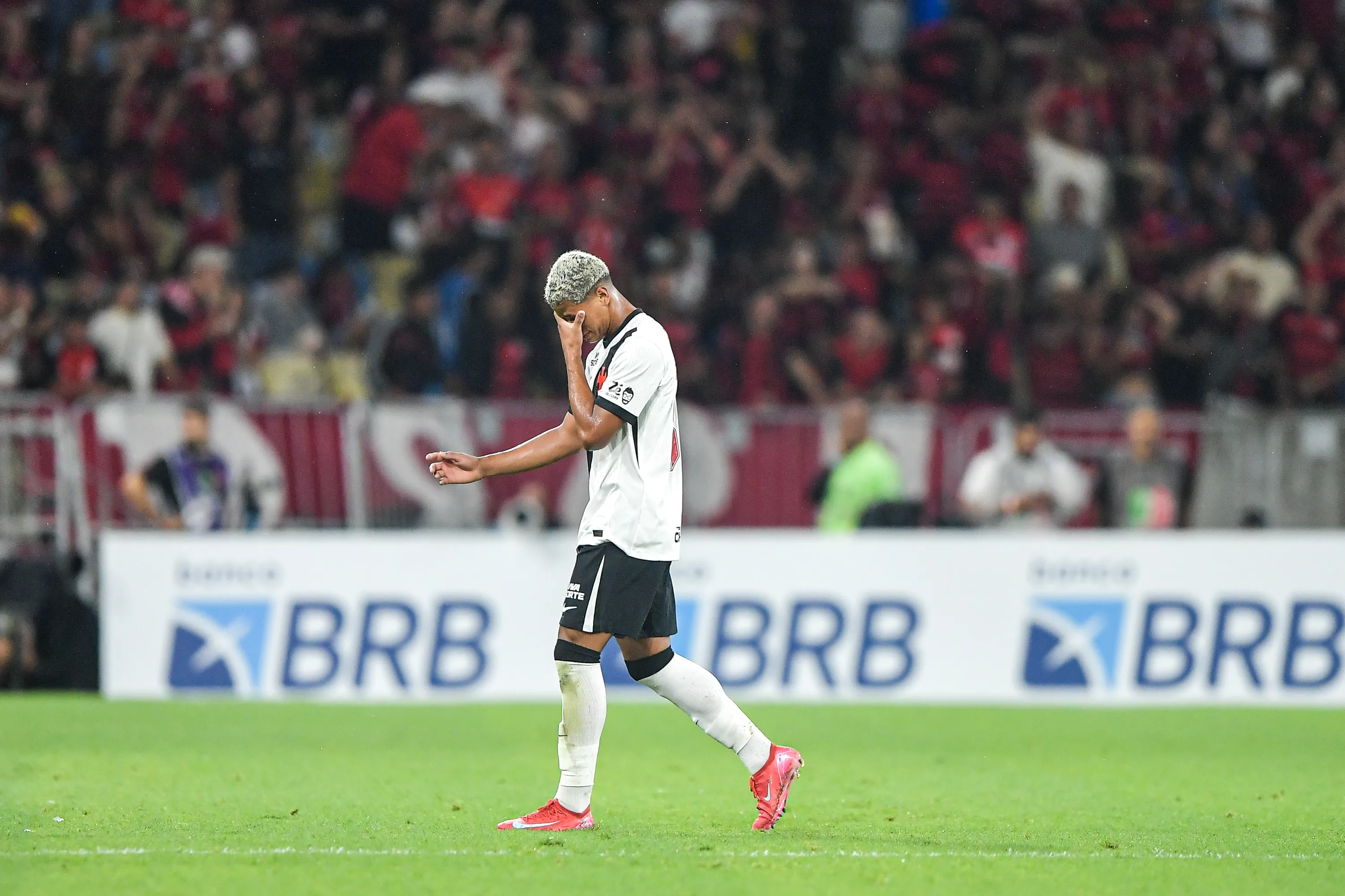 Barros jogador do Vasco recebe cartao vermelho do arbitro durante partida contra o Flamengo no estadio Maracana pelo campeonato Carioca 2026. Foto: Thiago Ribeiro/AGIF