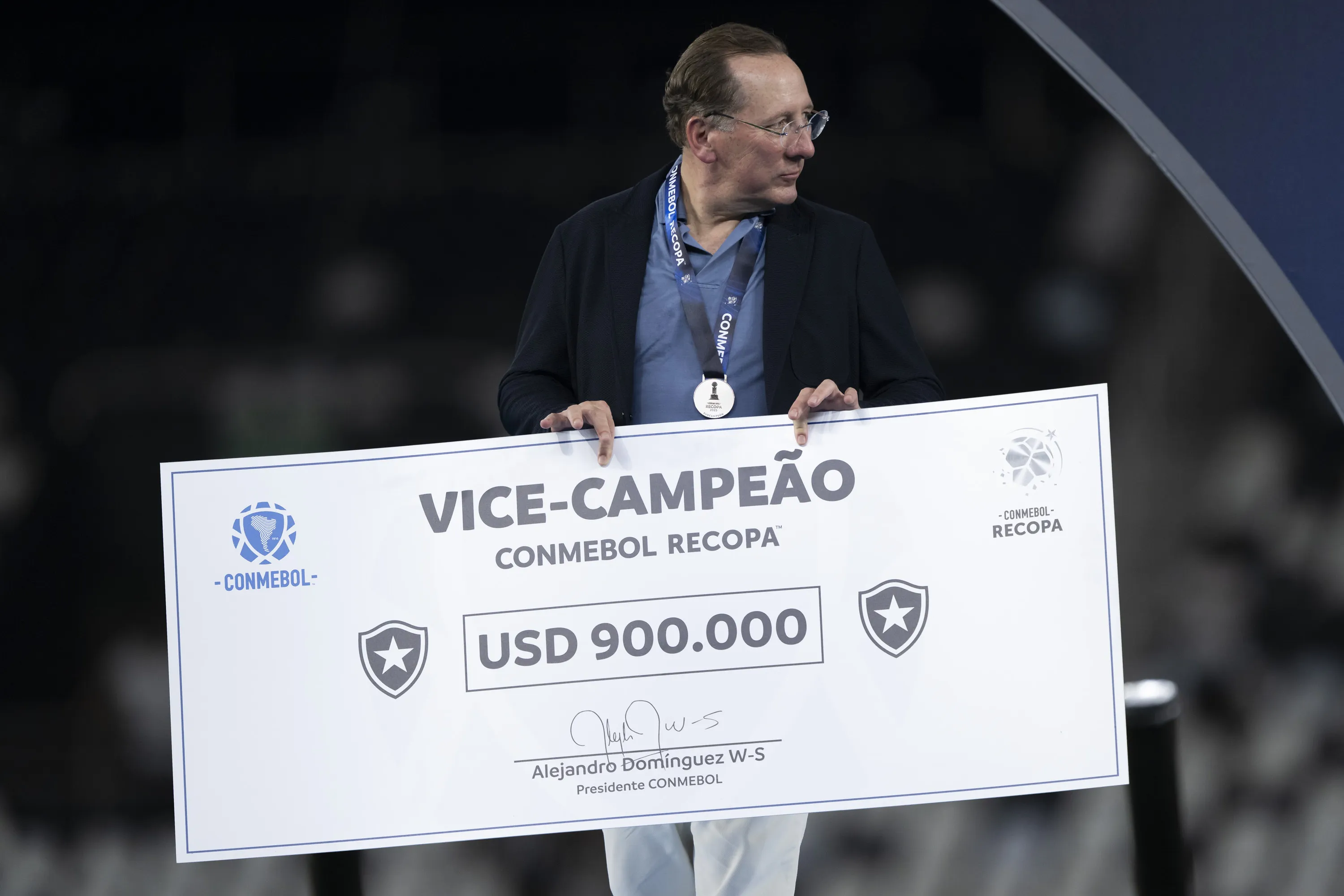 RJ – RIO DE JANEIRO – 27/02/2025 – RECOPA SUL-AMERICANA 2025, BOTAFOGO X RACING – John Textor dono da saf do Botafogo apos a partida contra o Racing no estadio Engenhao pelo campeonato Recopa Sul-americana 2025.  Foto: Jorge Rodrigues/AGIF