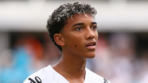 Robinho Jr jogador do Santos durante aquecimento antes da partida contra o Cruzeiro no estadio Vila Belmiro pelo campeonato Brasileiro A 2025. Foto: Mauricio De Souza/AGIF