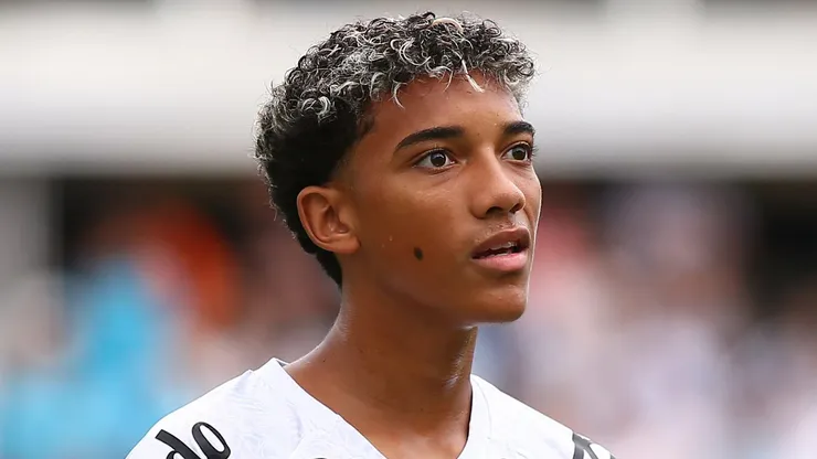 Robinho Jr jogador do Santos durante aquecimento antes da partida contra o Cruzeiro no estadio Vila Belmiro pelo campeonato Brasileiro A 2025. Foto: Mauricio De Souza/AGIF