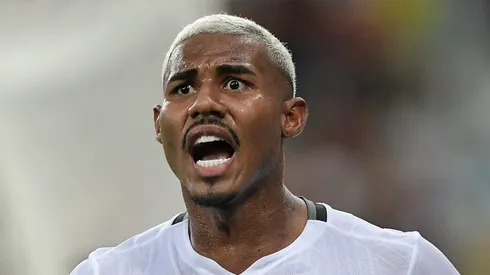 Cuiabano jogador do Botafogo durante partida contra o Flamengo no estadio Maracana pelo campeonato Brasileiro A 2025. Foto: Thiago Ribeiro/AGIF