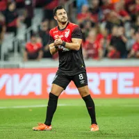 Sem espaço, Giuliano rescinde contrato com Athletico-PR