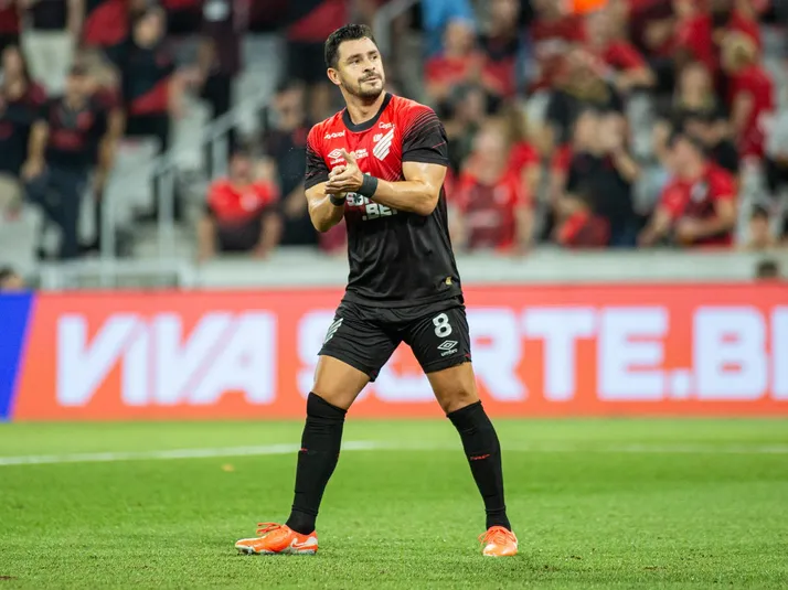 Sem espaço, Giuliano rescinde contrato com Athletico-PR