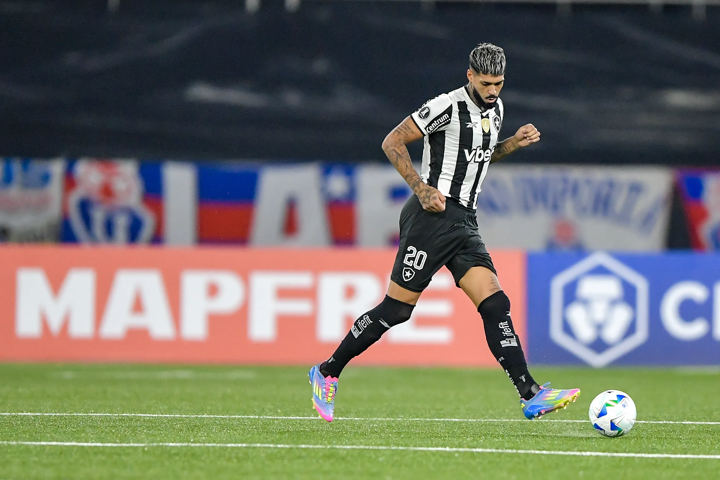 Barboza atuando no Botafogo em 2025 –  Foto: Thiago Ribeiro/AGIF
