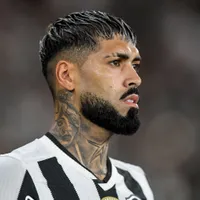 Botafogo "trava" renovação com Alexander Barboza após problemas financeiros com o elenco