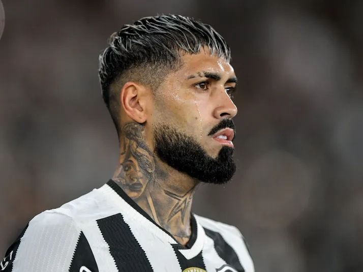 Botafogo "trava" renovação com Alexander Barboza após problemas financeiros com o elenco