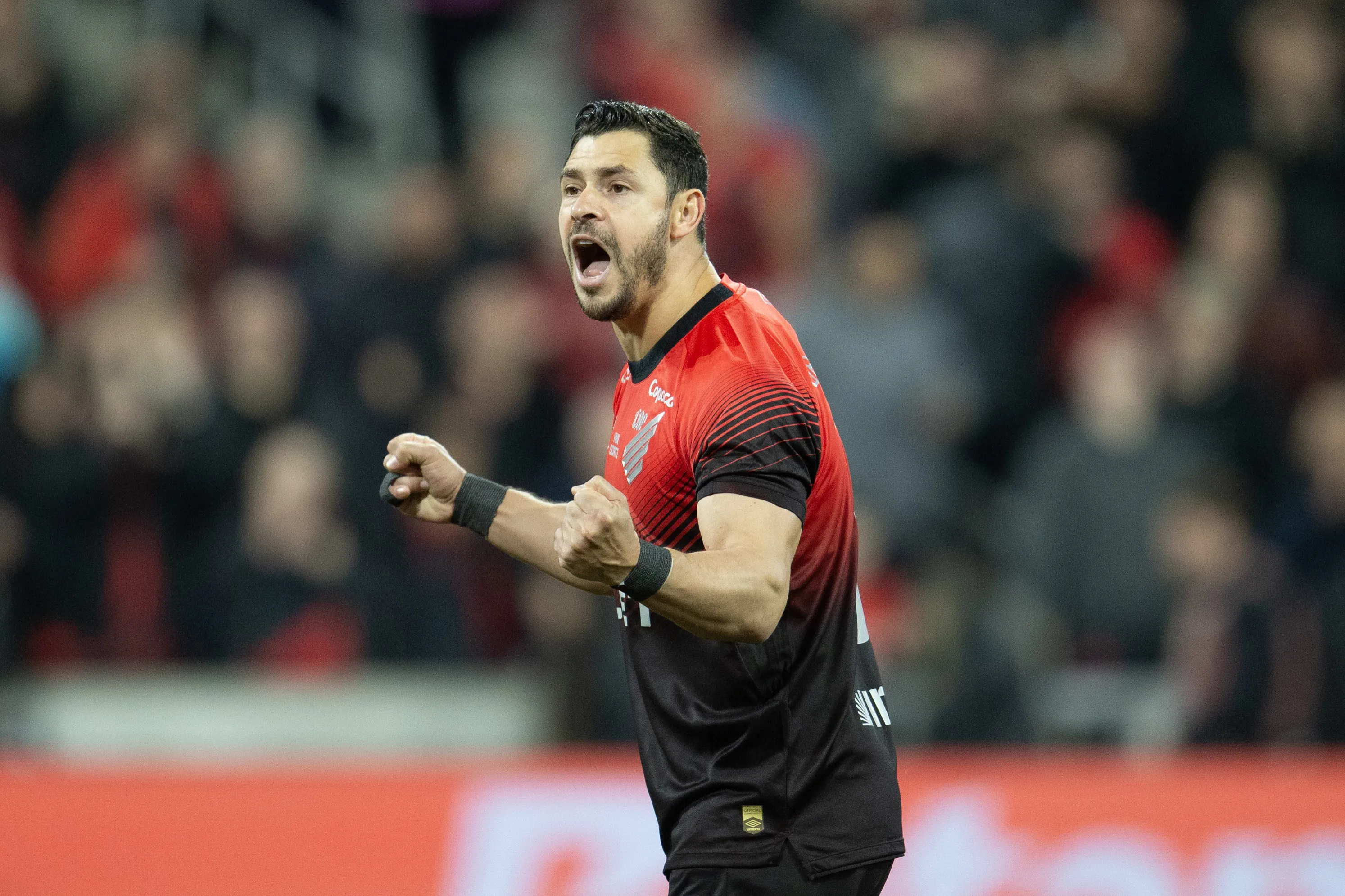 PR – CURITIBA – 06/08/2025 – COPA DO BRASIL 2025, ATHLETICO-PR X SAO PAULO – Giuliano jogador do Athletico-PR comemora seu penalti no final da partida contra o Sao Paulo no estadio Arena da Baixada pelo campeonato Copa Do Brasil 2025. Foto: Hedeson Alves/AGIF