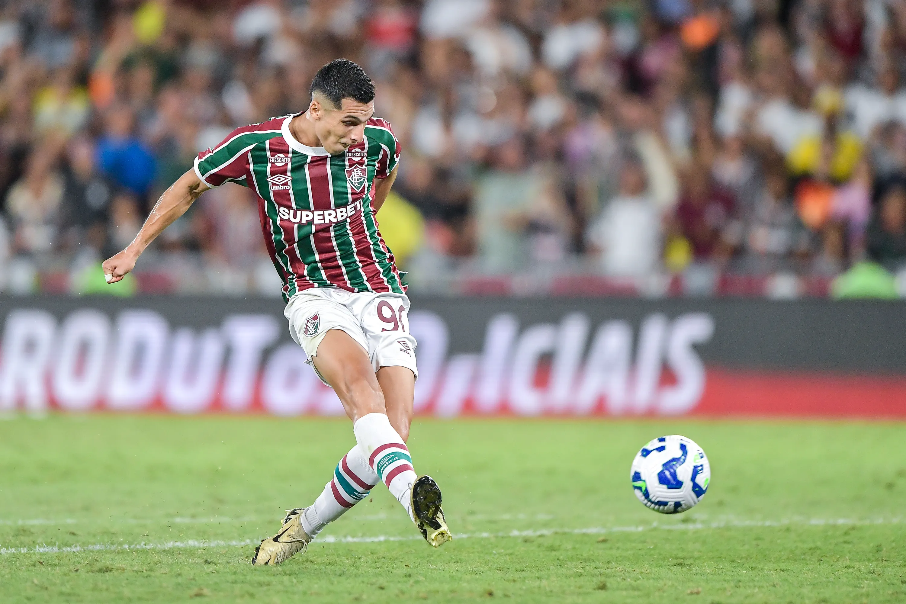 Serna atuando no Fluminense – Foto: Thiago Ribeiro/AGIF