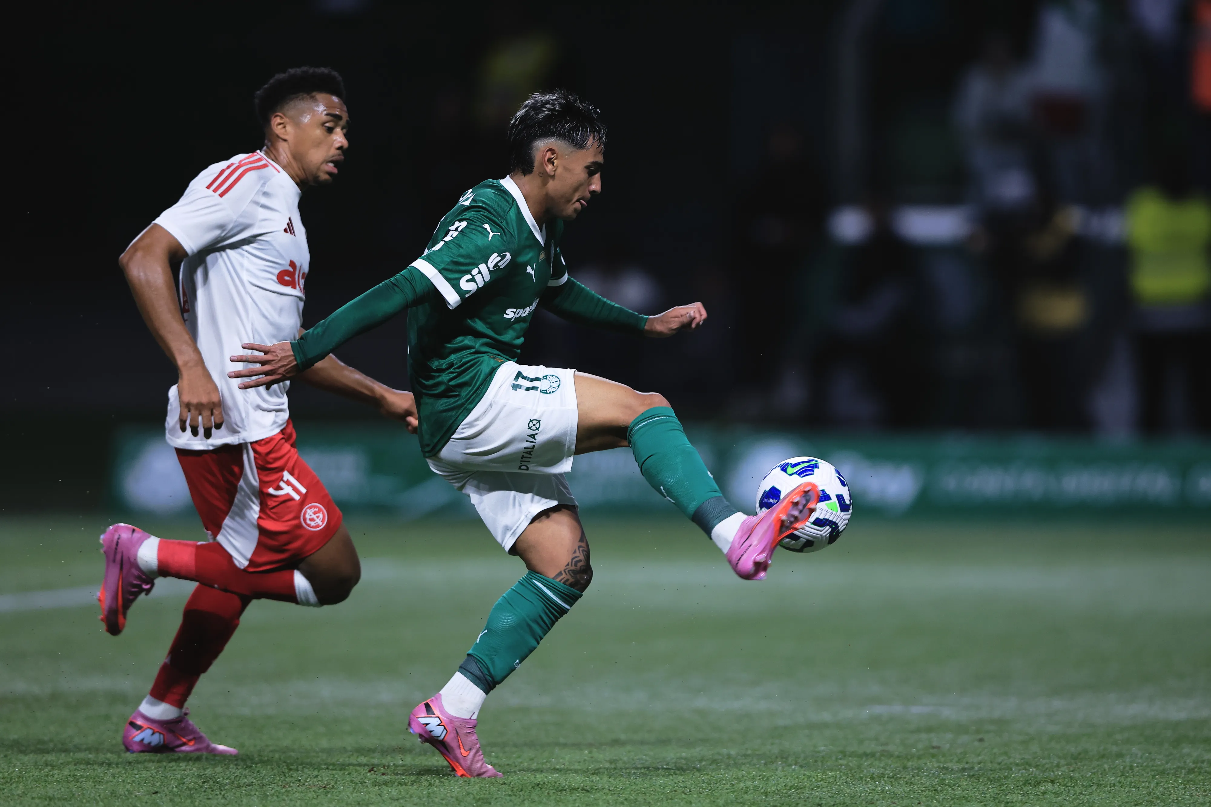 Facundo Torres atuando em Palmeiras x Internacional – Foto: Ettore Chiereguini/AGIF
