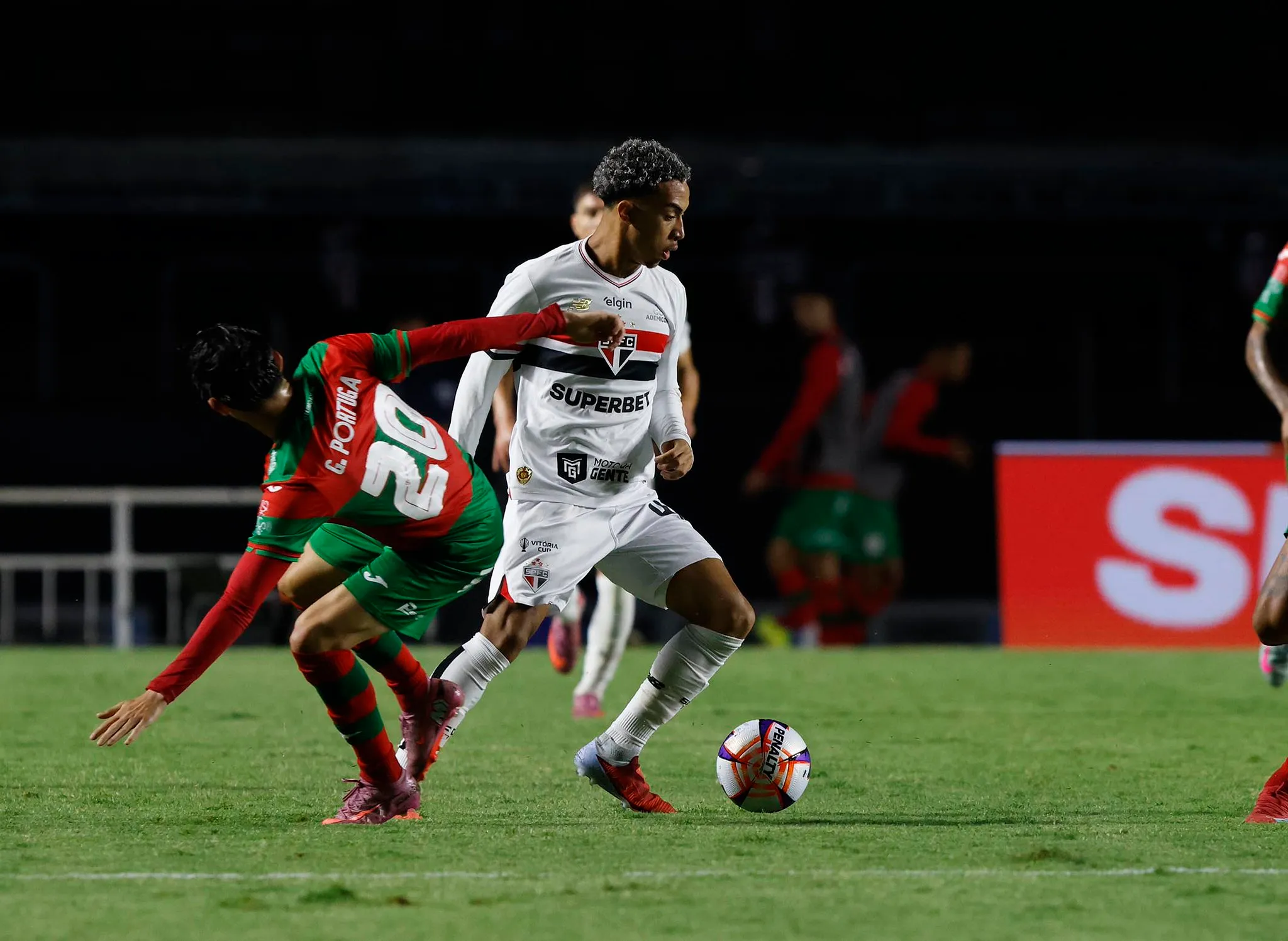 Pedro Ferreira agradou Crespo – Foto: Rubens Chiri e Paulo Pinto/Saopaulofc.net