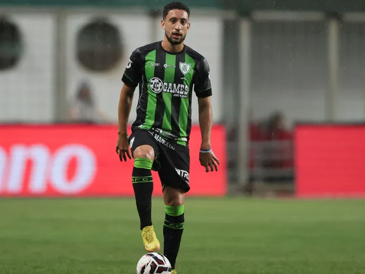 Ex-América-MG, zagueiro Júlio César acerta com o Ceará