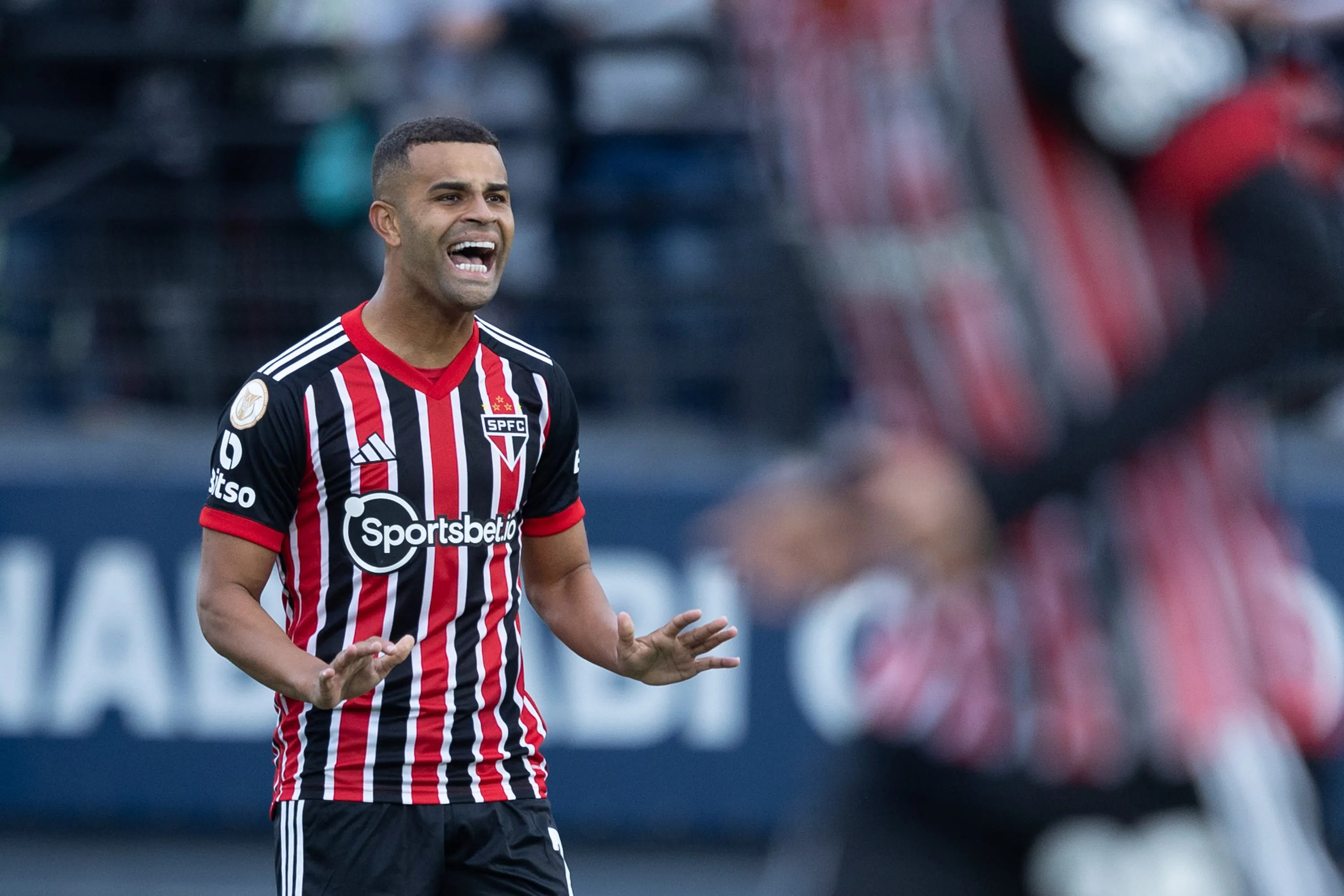 SP – BRAGANCA PAULISTA – 09/07/2023 – BRASILEIRO A 2023, BRAGANTINO X SAO PAULO – Alisson jogador do Sao Paulo durante partida contra o Bragantino no estadio Nabi Abi Chedid pelo campeonato Brasileiro A 2023. Foto: Diogo Reis/AGIF