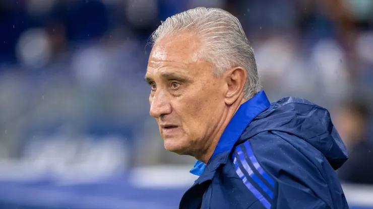 Tite técnico do Cruzeiro durante partida contra o Democrata no estádio Mineirão pelo campeonato Mineiro 2026. Foto: Fernando Moreno/AGIF