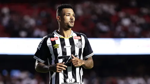 zé ivaldo jogador do Santos durante partida contra o São Paulo no estádio Morumbi pelo campeonato Brasileiro A 2025. Foto: Fabio Giannelli/AGIF