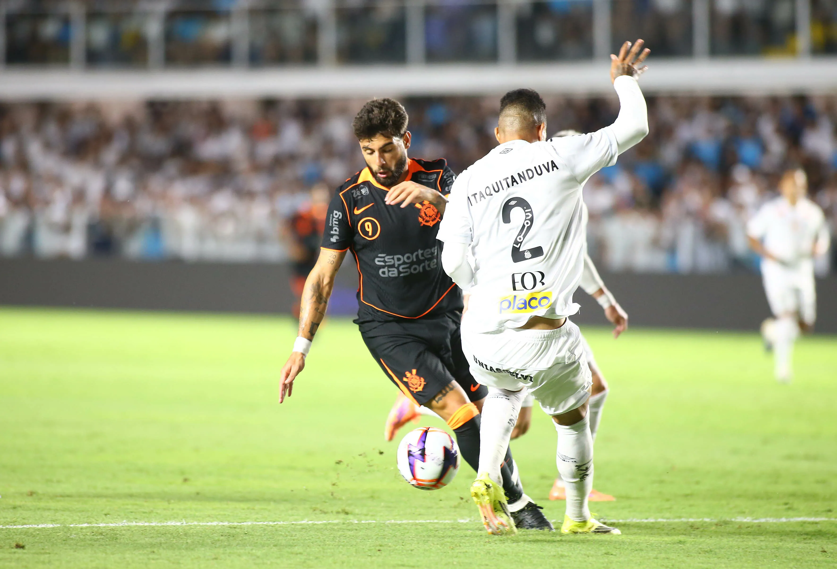SP – SANTOS – 22/01/2026 – PAULISTA 2026, SANTOS X CORINTHIANS – Yuri Alberto jogador do Santos disputa lance com Ze Ivaldo jogador do Corinthians durante partida no estadio Vila Belmiro pelo campeonato Paulista 2026. Foto: Mauricio De Souza/AGIF