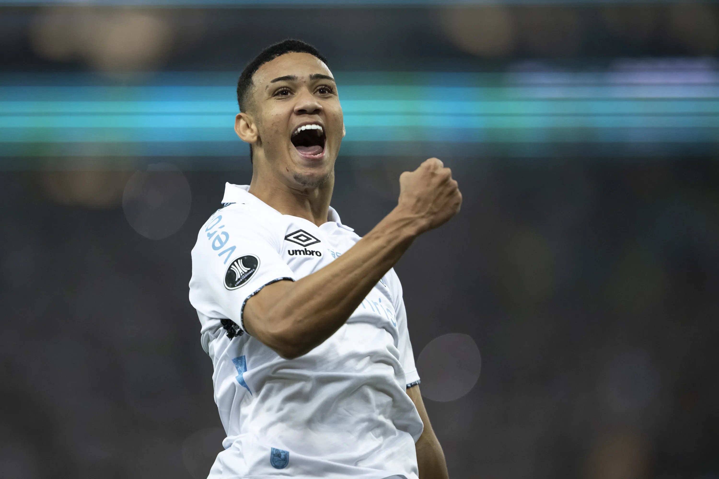 RJ – RIO DE JANEIRO – 20/08/2024 – COPA LIBERTADORES 2024, FLUMINENSE X GREMIO – Gustavo Nunes jogador do Gremio comemora seu gol durante partida contra o Fluminense no estadio Maracana pelo campeonato Copa Libertadores 2024. Foto: Jorge Rodrigues/AGIF