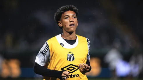Robinho Jr. jogador do Santos durante aquecimento antes da partida contra o Palmeiras no estadio Arena Barueri pelo campeonato Paulista 2026. Foto: Ettore Chiereguini/AGIF