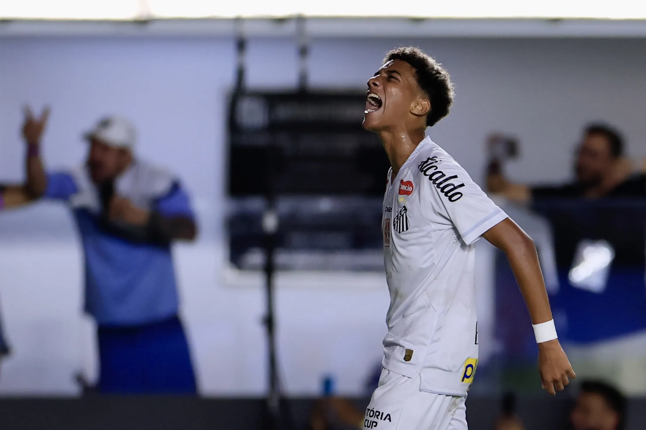 SP – SANTOS – 22/01/2026 – PAULISTA 2026, SANTOS X CORINTHIANS – Robinho Jr jogador do Santos comemora o gol de Gabriel Barbosa durante partida contra o Corinthians no estadio Vila Belmiro pelo campeonato Paulista 2026. Foto: Marcello Zambrana/AGIF