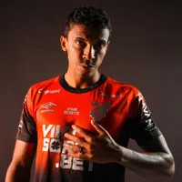 Luiz Gustavo é apresentado oficialmente no Athletico-PR