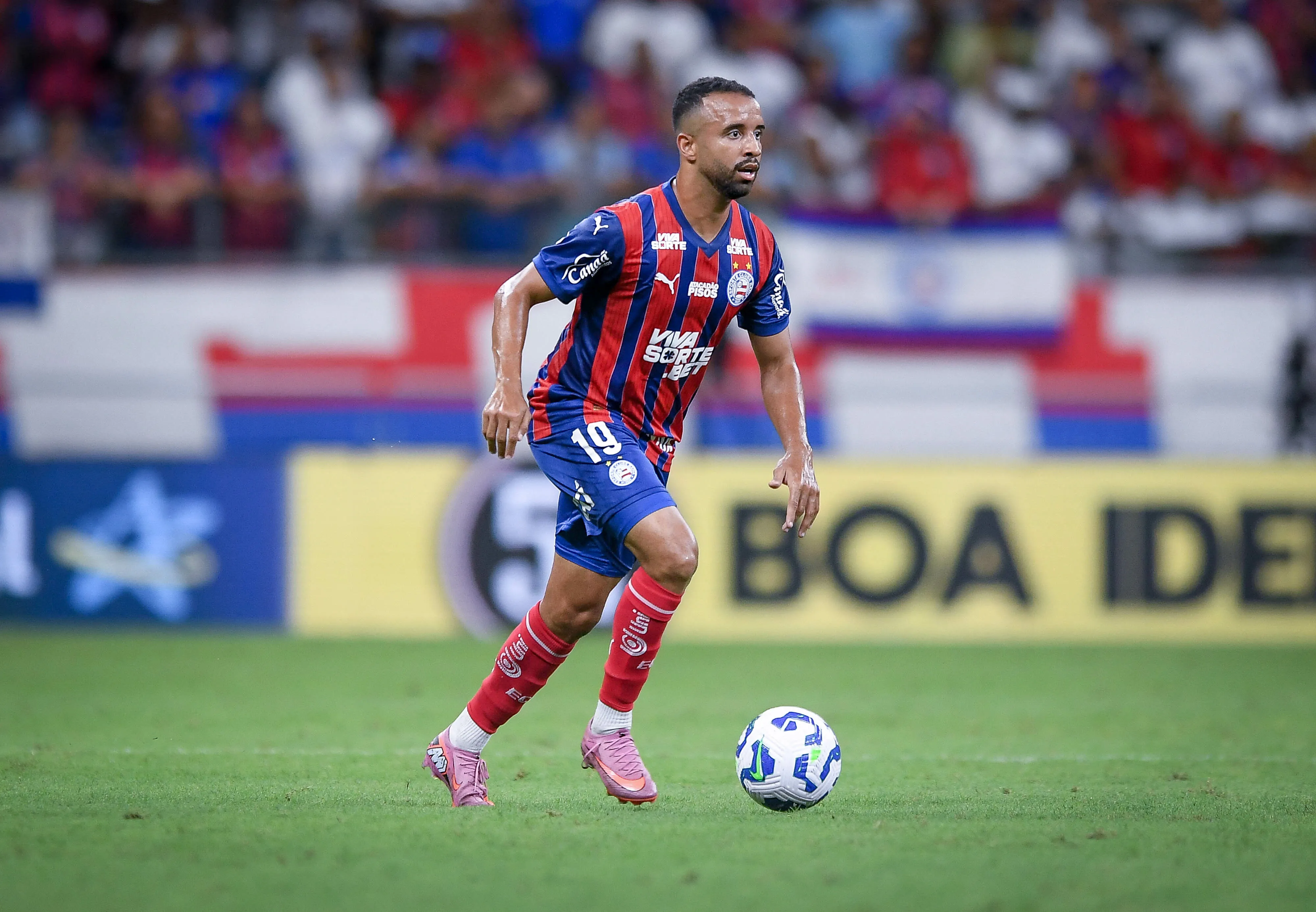 BA – SALVADOR – 03/12/2025 – BRASILEIRO A 2025, BAHIA X SPORT – Caio Alexandre jogador do Bahia durante partida contra o Sport no estadio Fonte Nova pelo campeonato Brasileiro A 2025. Foto: Jhony Pinho/AGIF