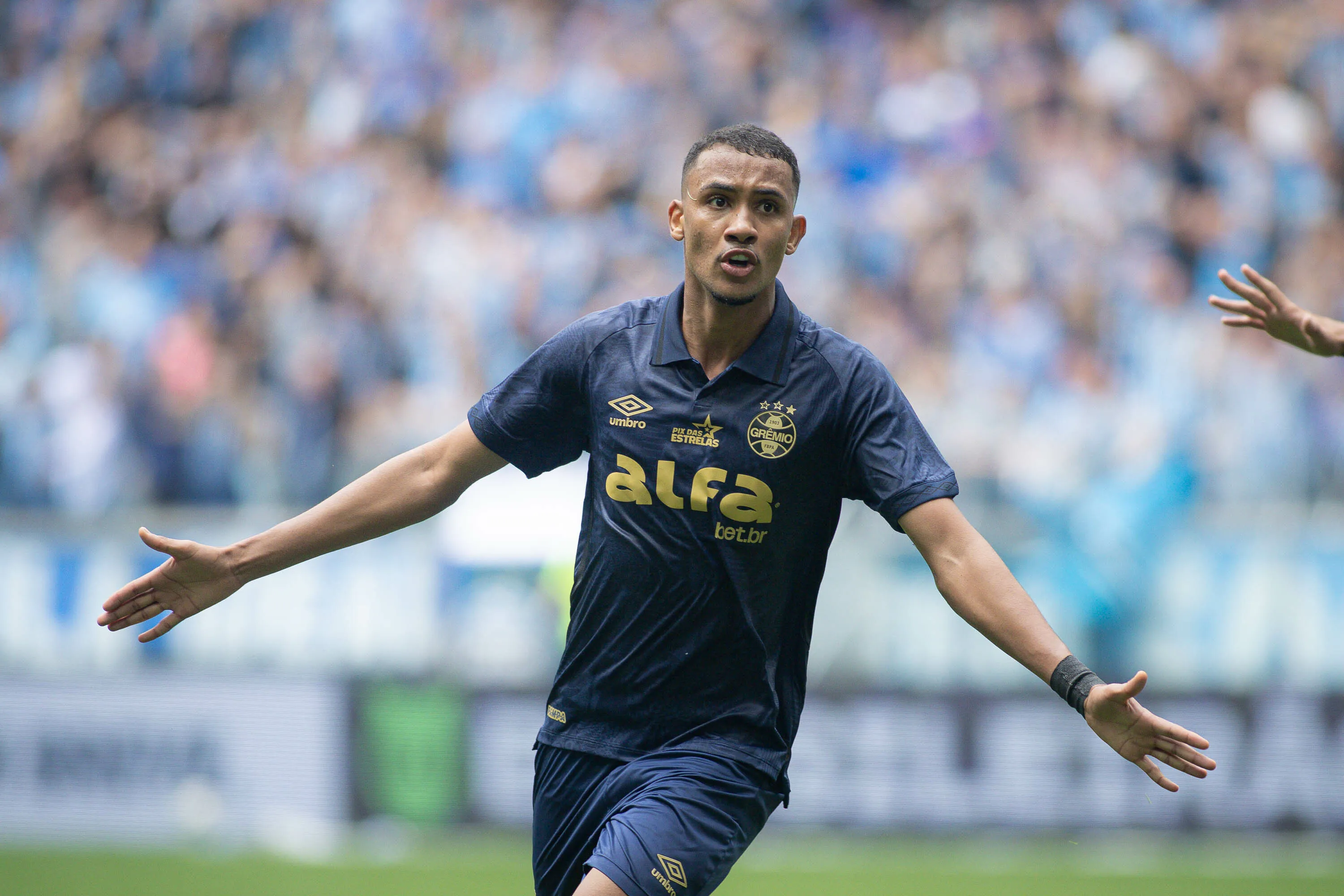 RS – PORTO ALEGRE – 28/09/2025 – BRASILEIRO A 2025, GREMIO X VITORIA – Andre Henrique jogador do Gremio comemora seu gol durante partida contra o Vitoria no estadio Arena do Gremio pelo campeonato Brasileiro A 2025. Foto: Maxi Franzoi/AGIF