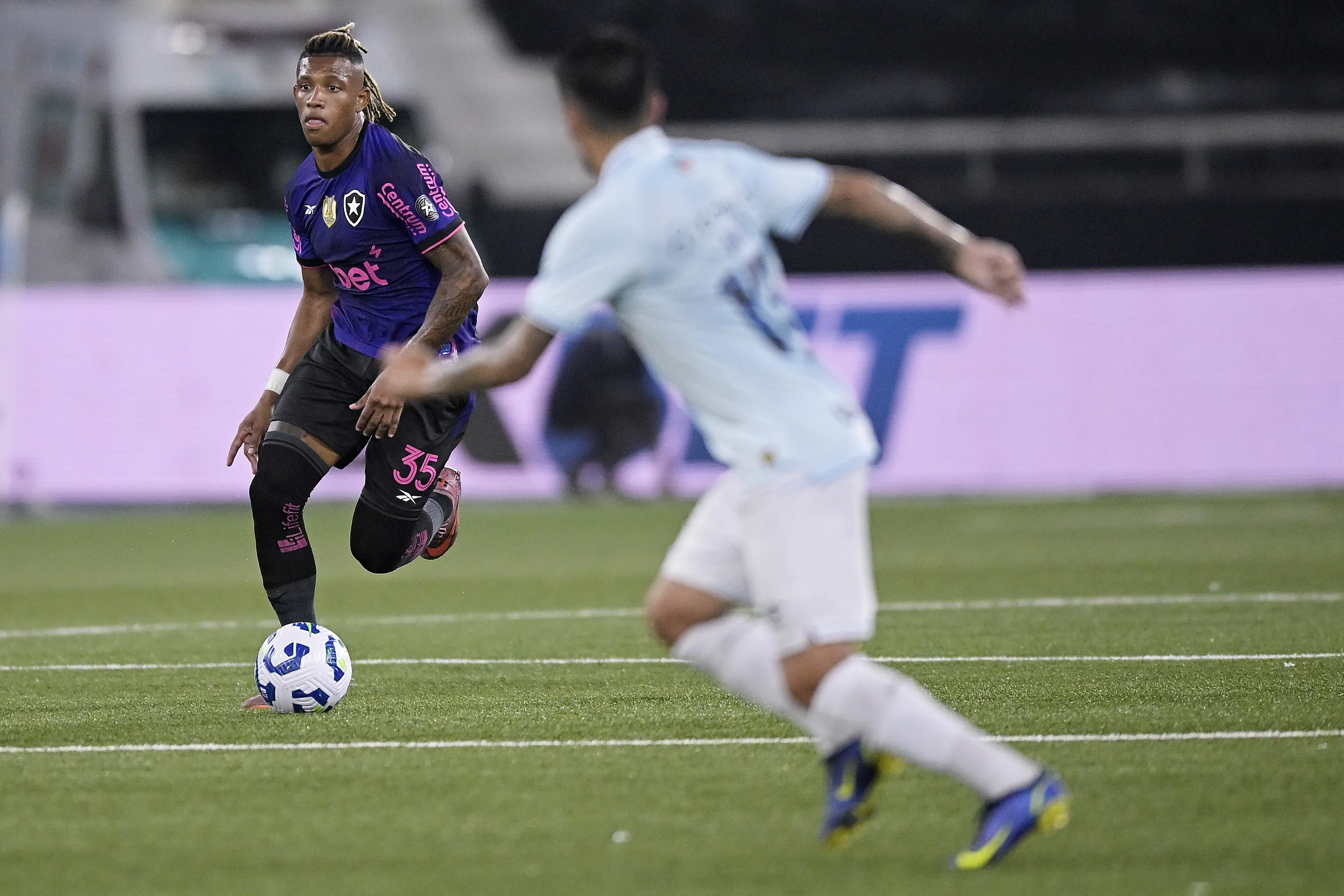 Danilo jogador do Botafogo durante partida contra o Gremio no estadio Engenhao pelo campeonato Brasileiro A 2025. Foto: Alexandre Loureiro/AGIF