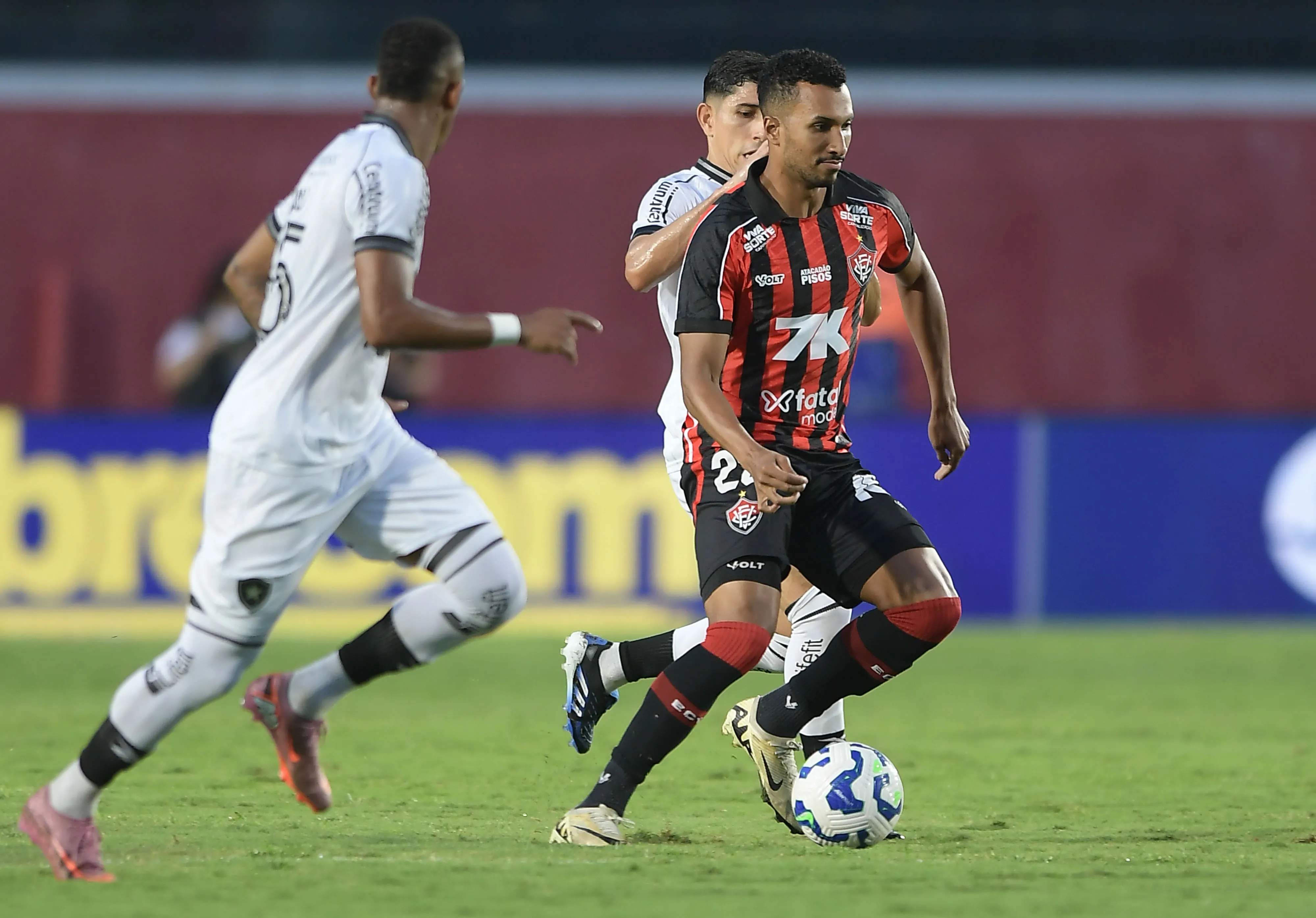 Lucas Braga em Vitória x Botafogo pelo campeonato Brasileiro A 2025. Foto: Jhony Pinho/AGIF