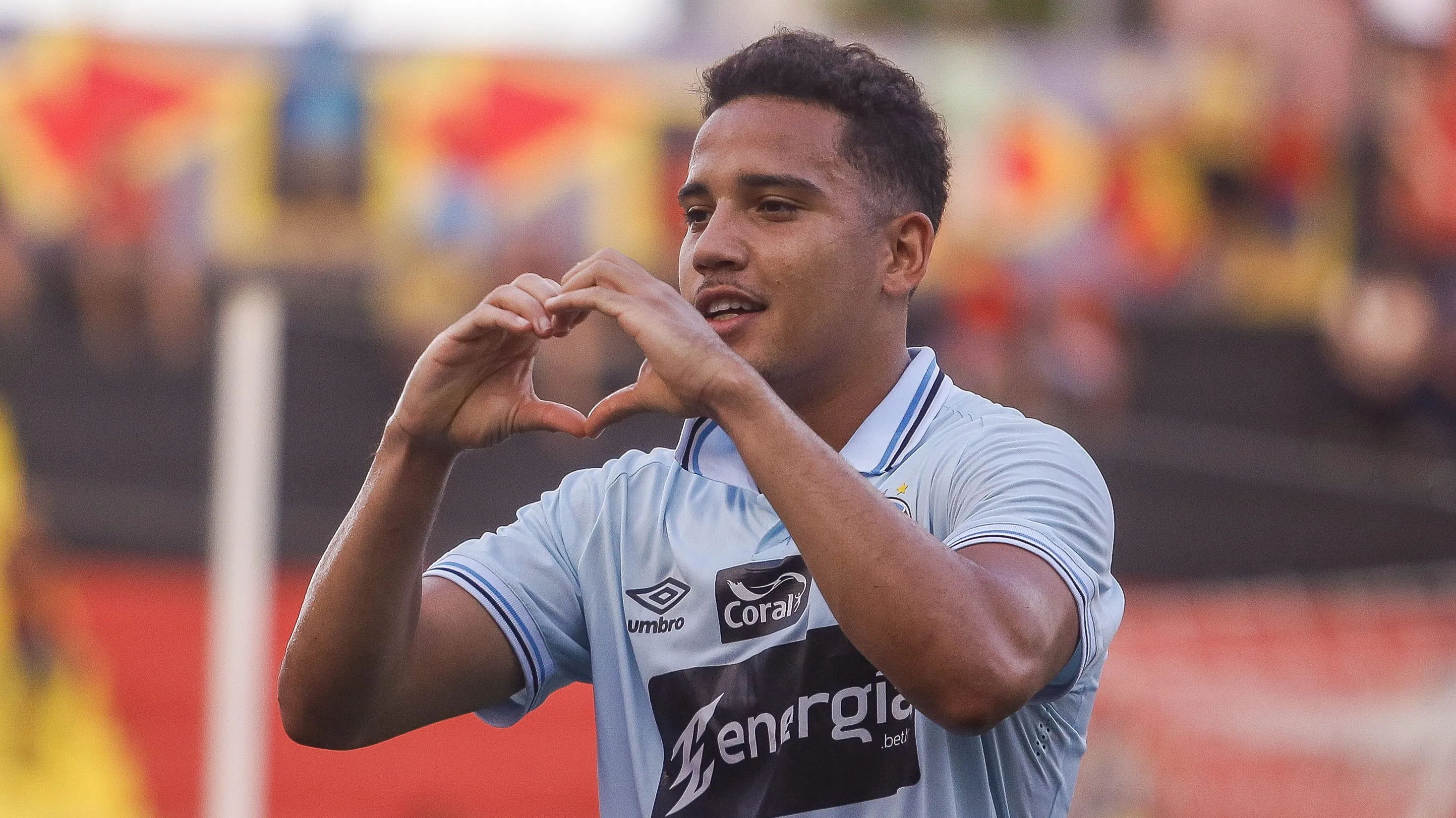 Gustavo Martins em campo pelo Grêmio. Foto: Rafael Vieira/AGIF